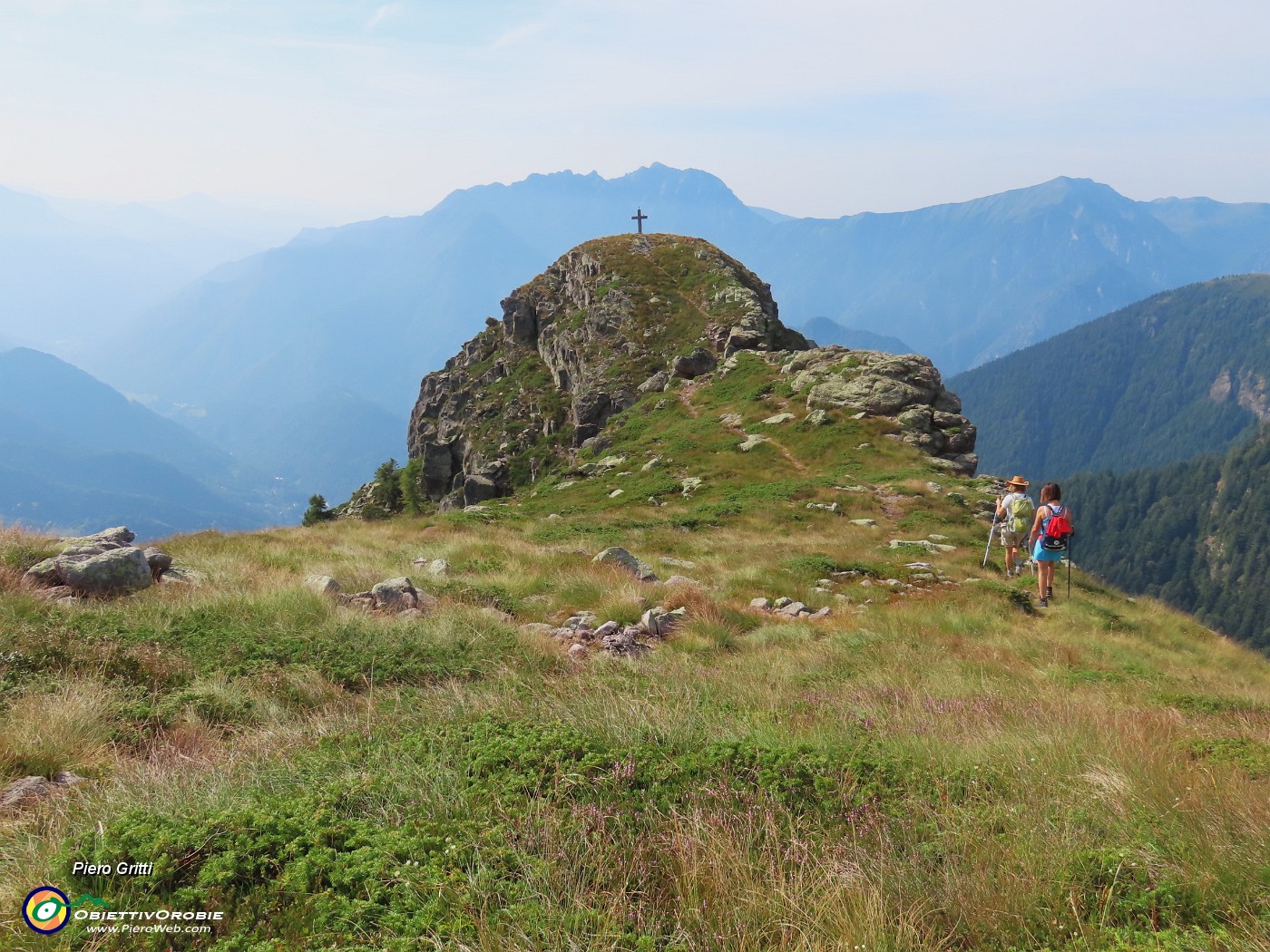 30 Ci abbassiamo per salire sul torrione Mincucco con la croce (1832 m).JPG